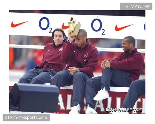 亨利独特射门技巧惊艳赛场,球迷惊叹其足球艺术 亨利独特射门技巧惊艳赛场,球迷惊叹其足球艺术