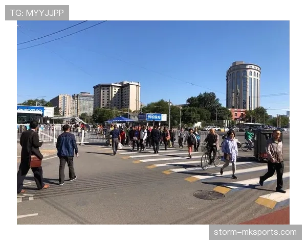 吴向东家的冰箱里塞满了能量胶，连饮料都按分钟算卡路里